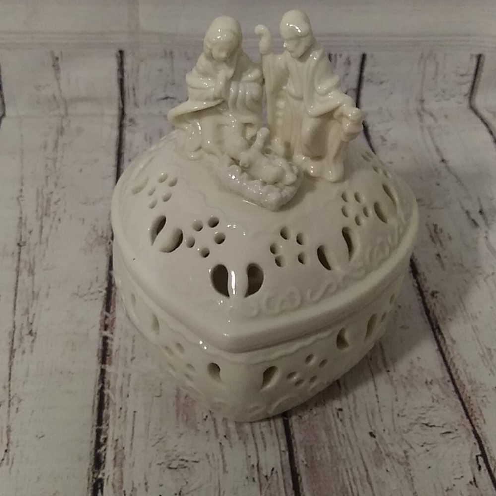Nativit Heart shaped white ceramic trinket jewlery box